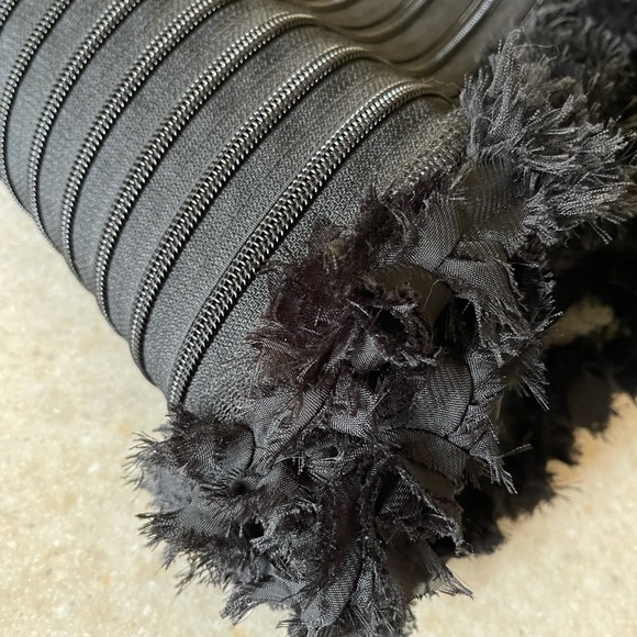 Black Zipper skirt with feather bottom - Picture 2 of 5